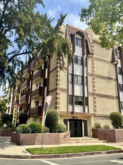 100 N Clark Drive, Los Angeles CA: https://media.crmls.org/mediaz/4bdd5fa7-15db-4e2e-828d-2be7e131d41d.jpg
