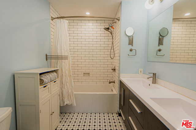 645 Magnolia Boulevard, Burbank CA: https://media.crmls.org/mediaz/4bddf888-38db-44b1-896f-07a9b49037d3.jpg