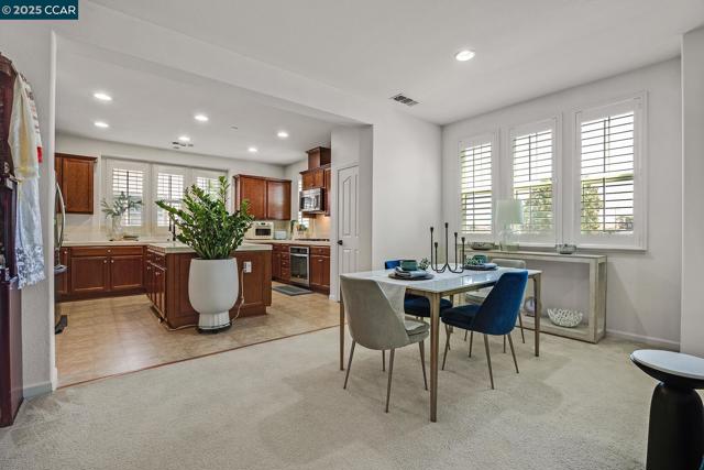 6939 Mariposa Cir, Dublin CA: https://media.crmls.org/mediaz/4bde9a7c-8b8c-4f39-a288-1108534e6ae0.jpg