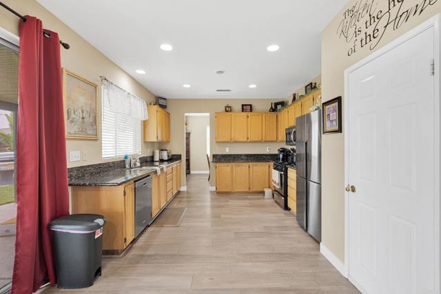 Detail Gallery Image 14 of 64 For 17866 Robusta Dr, Riverside,  CA 92503 - 6 Beds | 3 Baths