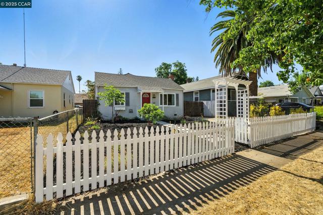 3832 33rd St, Sacramento CA: https://media.crmls.org/mediaz/4bdf11ed-a1b1-493f-b0be-e5a9de89d03b.jpg