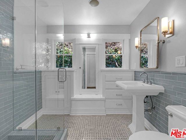 7024 De Longpre Avenue, Los Angeles CA: https://media.crmls.org/mediaz/4bdf3207-cdd0-47cc-8177-50a7713b7d76.jpg