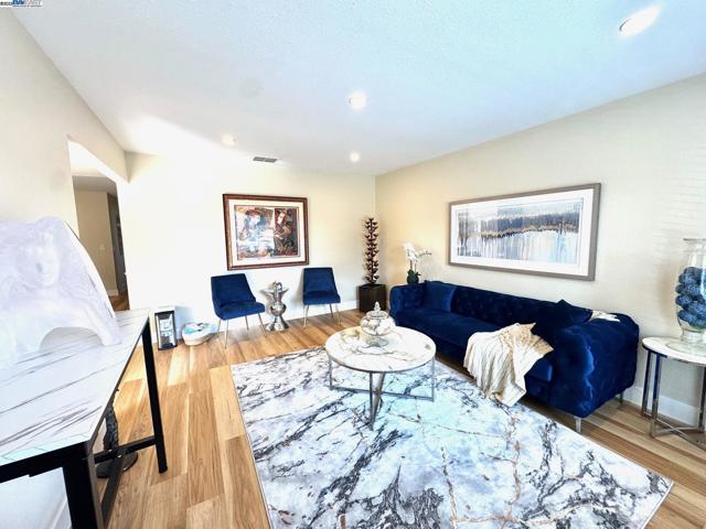 34288 Torrington Pl, Fremont CA: https://media.crmls.org/mediaz/4bdf6bce-b6f8-4c02-b10e-3aa4354d5819.jpg