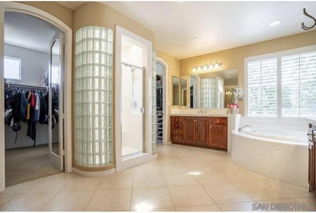 16624 Santa Mariana Ct, San Diego CA: https://media.crmls.org/mediaz/4be1f177-eec5-40de-8a1f-3349aac3ec1c.jpg