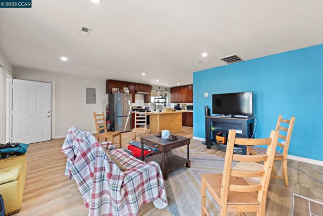 7447 Lockwood St, Oakland CA: https://media.crmls.org/mediaz/4be1f6d1-dfe8-4456-9af4-763199c7a396.jpg