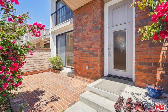 13065 Mindanao Way, Marina del Rey CA: https://media.crmls.org/mediaz/4be25f3b-45af-4132-84d2-c0d14ac1fef4.jpg
