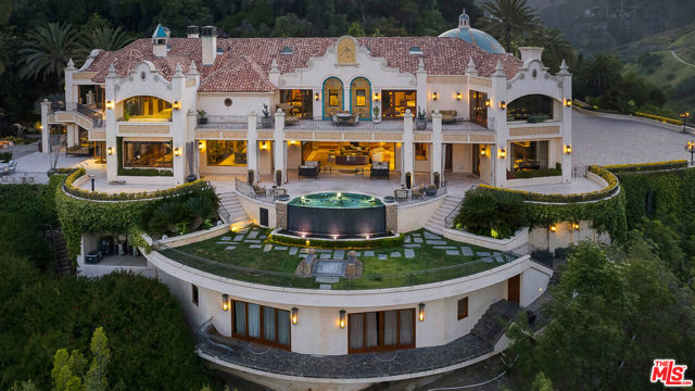10066 Cielo Drive, Beverly Hills CA: https://media.crmls.org/mediaz/4be2ac4b-b802-4f7f-82e8-f18efcce8aa3.jpg