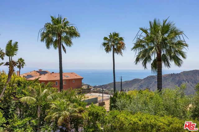 16718 Via Pacifica, Pacific Palisades CA: https://media.crmls.org/mediaz/4be2d221-de90-42b6-80ce-5a5943043ba4.jpg