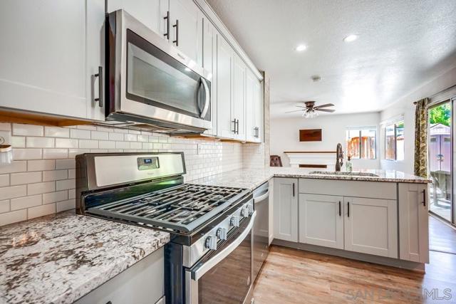40037 Amberley Cir, Temecula CA: https://media.crmls.org/mediaz/4be341b6-5366-4d57-8f94-e1ef78417132.jpg