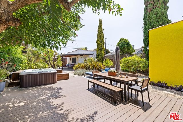 2310 Glencoe Avenue, Venice CA: https://media.crmls.org/mediaz/4be357c2-3a71-4965-967c-faa4c99b0971.jpg
