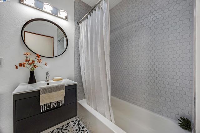 4004 Salem St, Concord CA: https://media.crmls.org/mediaz/4be482af-a7f1-4aaa-920b-7880914fd6c3.jpg