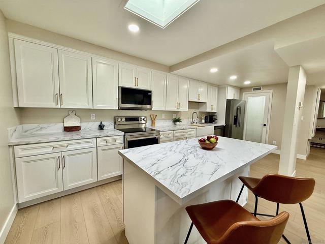 370 Rosecrans St, San Diego CA: https://media.crmls.org/mediaz/4be4a44e-6963-4426-bd30-1e3167c29187.jpg