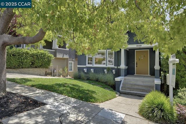 1039 Elsinore, Oakland CA: https://media.crmls.org/mediaz/4be4bf78-e491-4635-9626-31ab4ddfd941.jpg