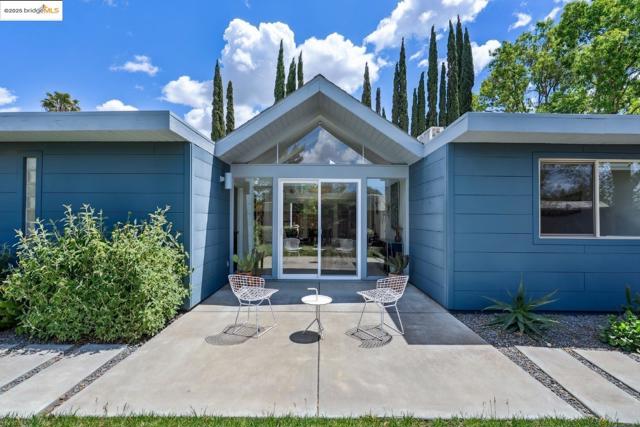 4003 Santa Fe CT, Concord CA: https://media.crmls.org/mediaz/4be4c678-d359-4013-8f89-923ee7ce5c19.jpg