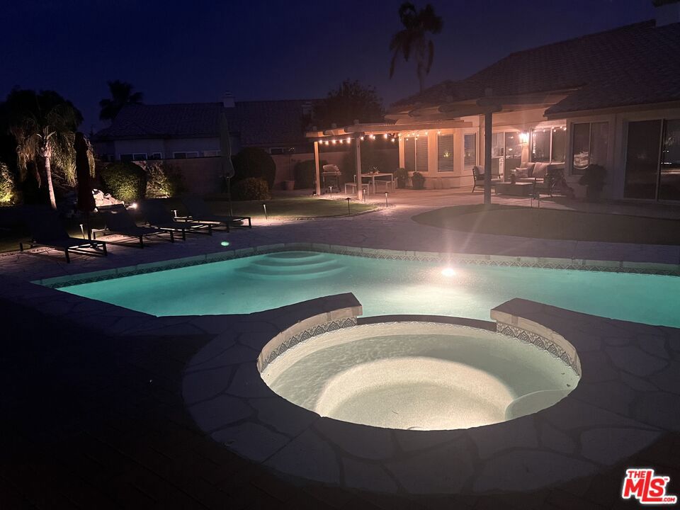 https://media.crmls.org/mediaz/4be4e7bc-1807-4904-a0d9-a4b830c5fa76.jpg?preset=X-Large