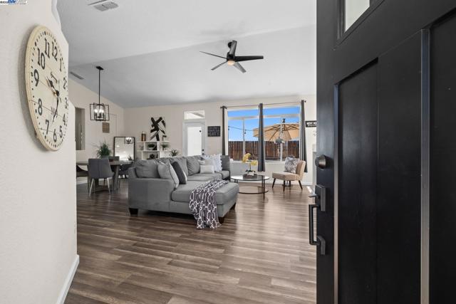 762 Rubier Way, Rio Vista CA: https://media.crmls.org/mediaz/4be57f9d-ebc1-4712-81e0-be691c6070a2.jpg