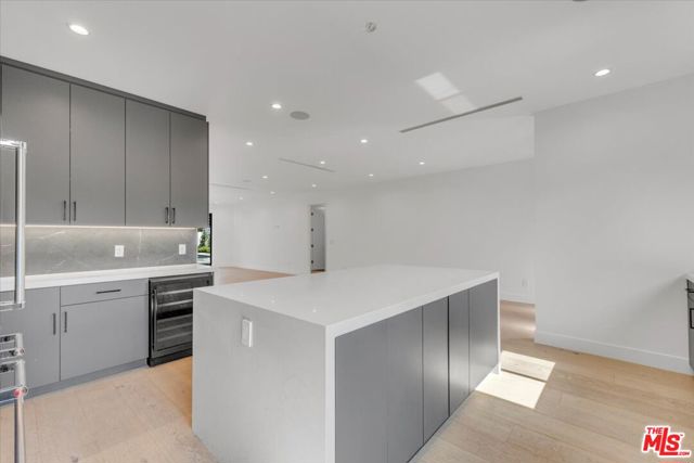 5456 Hazeltine Avenue, Sherman Oaks CA: https://media.crmls.org/mediaz/4bead743-bd76-44df-8515-8ff121ad6f87.jpg