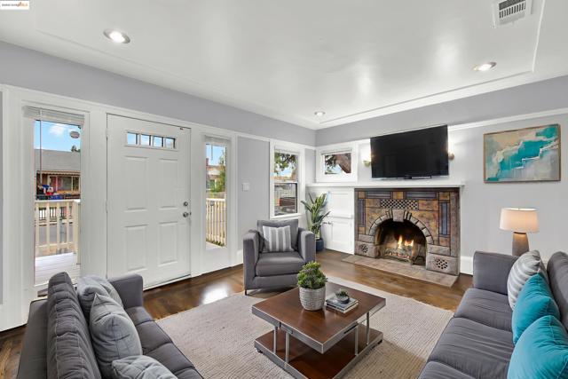 1009 106Th Ave, Oakland CA: https://media.crmls.org/mediaz/4beba424-b740-4fa7-8ea2-33f3e580f2cf.jpg