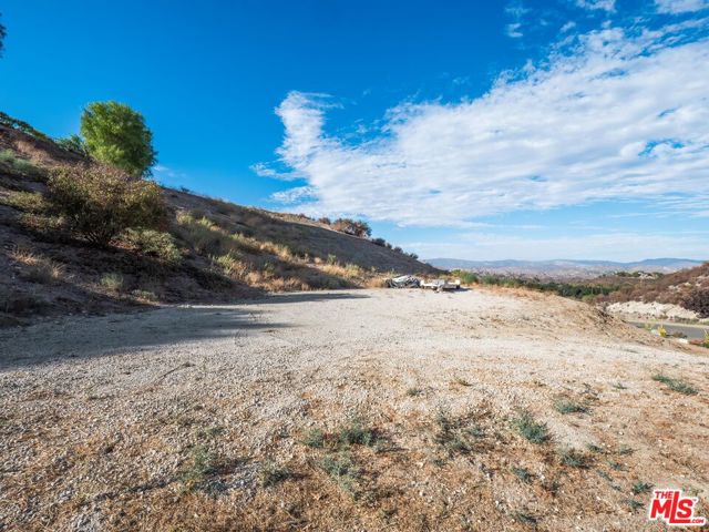 27023 Rolling Hills Avenue, Canyon Country CA: https://media.crmls.org/mediaz/4bebe7be-86bf-492f-96b2-f96bda50d079.jpg