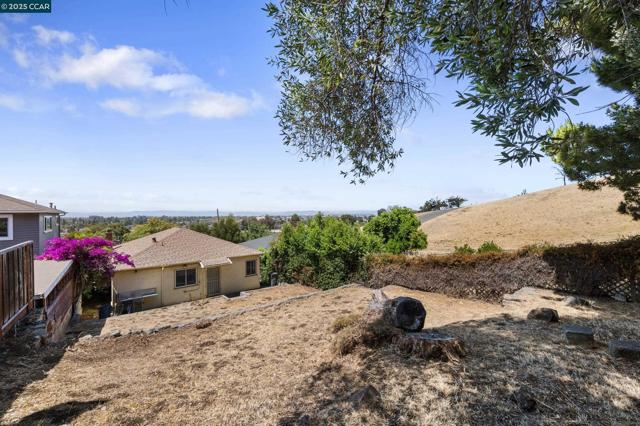 10536 Sheldon St, Oakland CA: https://media.crmls.org/mediaz/4bec3c7c-4ceb-4715-8fd3-213ca2948b47.jpg