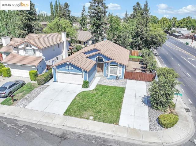 738 Valley Green Dr, Brentwood CA: https://media.crmls.org/mediaz/4becf345-08ee-4166-a39b-b2a3704c9f85.jpg