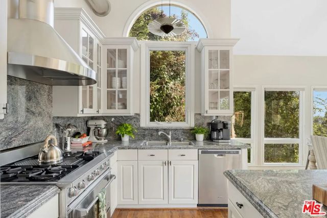 3625 Serra Road, Malibu CA: https://media.crmls.org/mediaz/4bed1e7a-be6c-42b9-a600-753627c30dfe.jpg