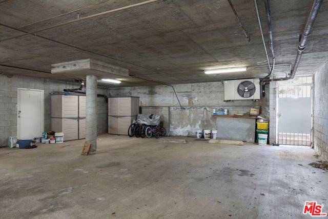 1240 24th Street, Santa Monica CA: https://media.crmls.org/mediaz/4bed3e0e-153a-4173-b288-c27a2e5efde2.jpg