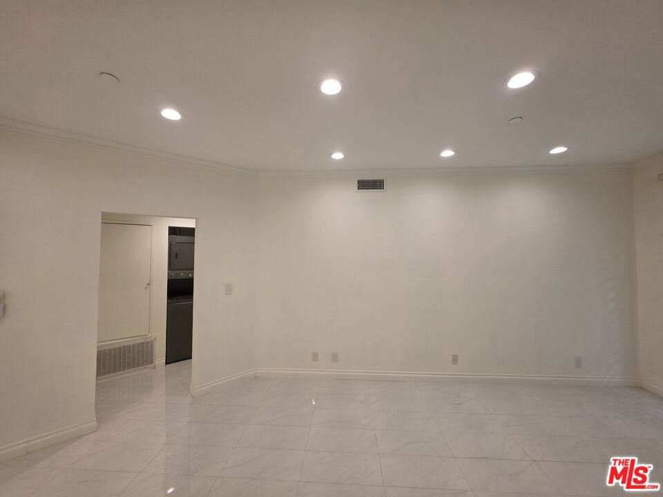 https://media.crmls.org/mediaz/4bed75cd-0b4f-43c7-8231-6ca7e49361e7.jpg?preset=X-Large