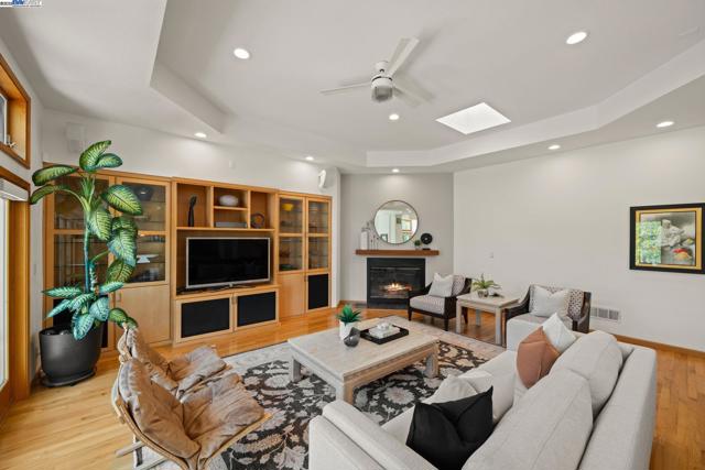 45221 Rutherford Ter, Fremont CA: https://media.crmls.org/mediaz/4bedd7ab-20dc-4eb0-b5d9-ef6e42b5784d.jpg
