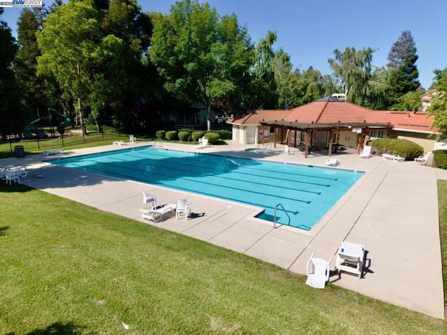 335 Beverly St, Livermore CA: https://media.crmls.org/mediaz/4bee4bf7-1316-4f41-95f3-1e14940bfda4.jpg