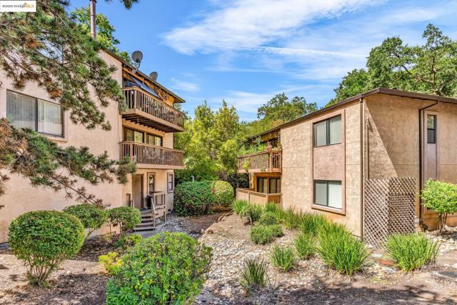301 Country View Ln, Pleasant Hill CA: https://media.crmls.org/mediaz/4bef6aff-7c23-4b31-b558-7069f7f101a9.jpg