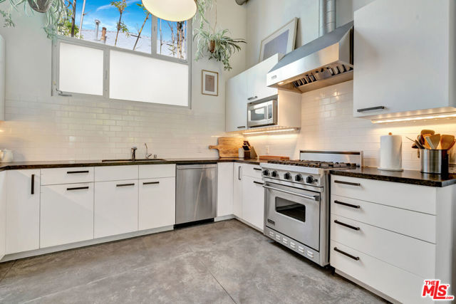 25 Brooks Avenue, Venice CA: https://media.crmls.org/mediaz/4befa225-bc0d-4d50-8ab8-7712f7157b25.jpg