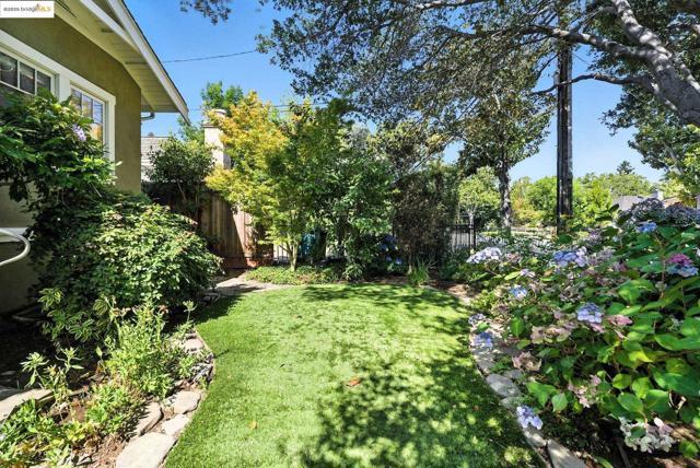 1020 Channing Ave, Palo Alto CA: https://media.crmls.org/mediaz/4befa506-2cef-48d3-a975-35a3e6052596.jpg