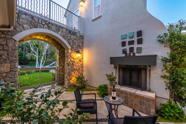 1008 N Country Club Drive, Simi Valley CA: https://media.crmls.org/mediaz/4befedaa-14ec-47f4-89e7-c1a79a4ef48c.jpg