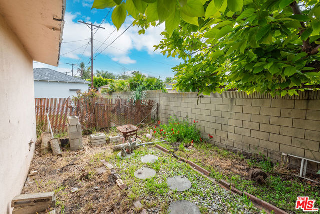 12926 Bonaparte Avenue, Los Angeles CA: https://media.crmls.org/mediaz/4bf00145-ceaa-4e85-befb-0e24daa76d5f.jpg
