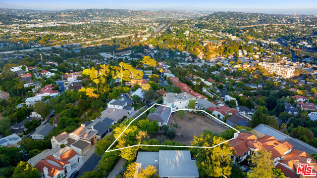 3775 Amesbury Road, Los Angeles CA: https://media.crmls.org/mediaz/4bf0071e-fd6f-482e-b756-6651af56c59c.jpg