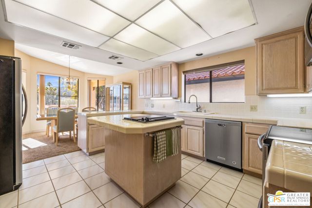 76797 California Drive, Palm Desert CA: https://media.crmls.org/mediaz/4bf00d86-fd41-4cde-b2d4-af3afb9d852c.jpg