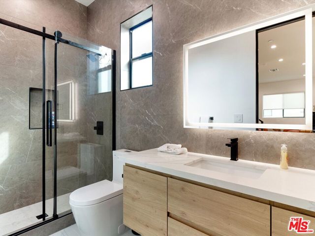 2815 1/2 S Redondo Boulevard, Los Angeles CA: https://media.crmls.org/mediaz/4bf12ceb-cfb7-4bb5-a807-8c1984250f96.jpg