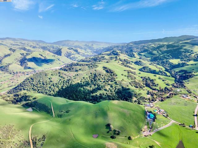 5135 Andrade Rd, Sunol CA: https://media.crmls.org/mediaz/4bf1e737-878e-4b81-976c-ef9135d3664b.jpg