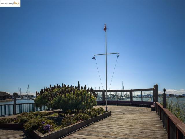 7 Commodore DR, Emeryville CA: https://media.crmls.org/mediaz/4bf36e9d-6406-4ab3-a5a4-3484c664369d.jpg