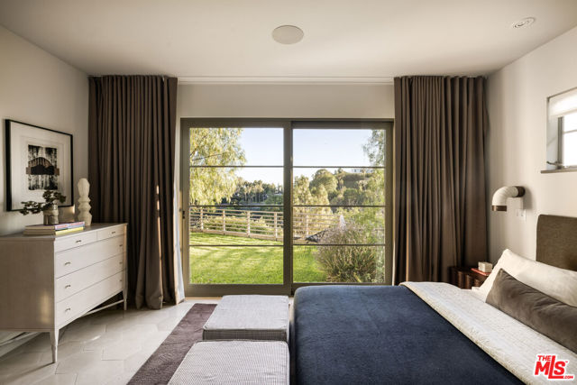 5514 Ridge Oak Drive, Los Angeles CA: https://media.crmls.org/mediaz/4bf401ee-88e7-42c7-9ecd-7e912892b802.jpg
