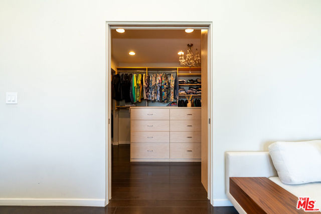 3865 Buena Park Drive, Studio City CA: https://media.crmls.org/mediaz/4bf552ff-9efe-4bc6-99e0-7b69f1b353b9.jpg