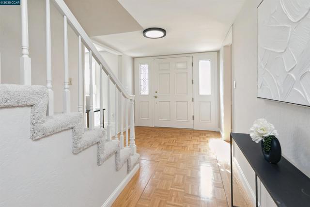 2646 Roundhill Dr, Alamo CA: https://media.crmls.org/mediaz/4bf5745f-e1cd-493d-8d5d-8e54bef1c1c5.jpg