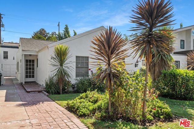 934 N La Jolla Avenue, West Hollywood CA: https://media.crmls.org/mediaz/4bf5edfd-ad69-4bfc-b261-e43643c45fb0.jpg