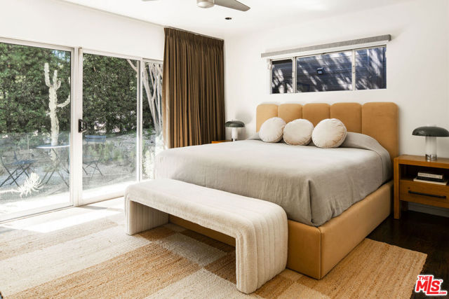 2220 Richland Avenue, Los Angeles CA: https://media.crmls.org/mediaz/4bf64585-1866-46db-9d92-1e952dc02231.jpg