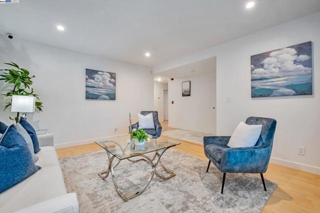 2716 Killdeer Ct, Union City CA: https://media.crmls.org/mediaz/4bf6d490-baa2-4874-9187-a7863110e44f.jpg