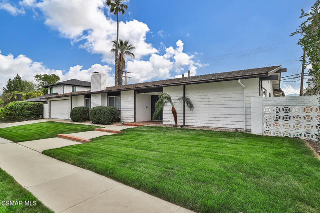 168 E Gainsborough Road, Thousand Oaks CA: https://media.crmls.org/mediaz/4bf7588a-1a59-472d-acd0-721036d4a2e3.jpg