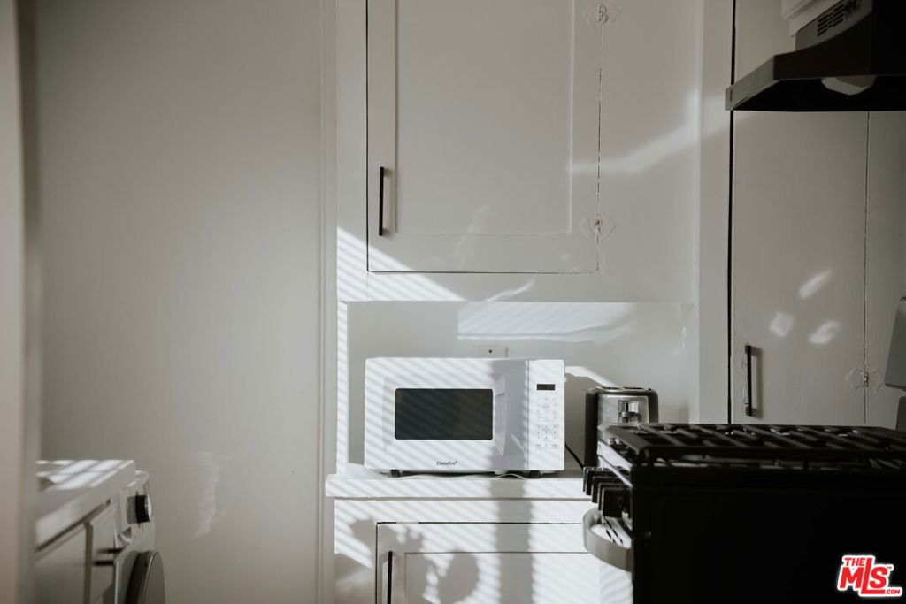 https://media.crmls.org/mediaz/4bf75d04-dbfd-458e-8324-de0d582b127e.jpg?preset=X-Large