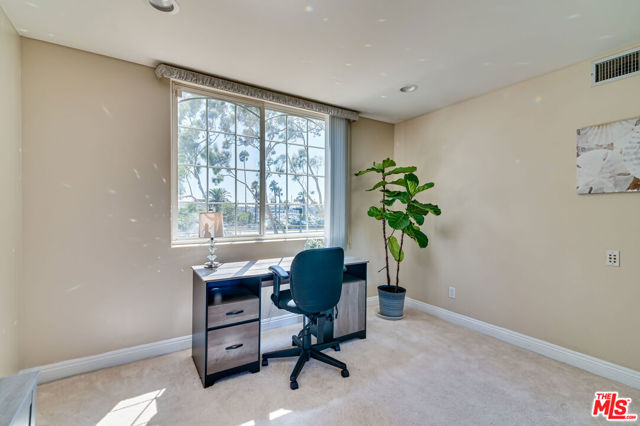 1008 Harbor Crossing Lane, Marina del Rey CA: https://media.crmls.org/mediaz/4bf7ec8e-d7ab-4c10-8901-67837e866633.jpg