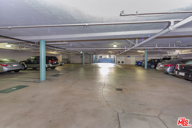 1851 Veteran Avenue, Los Angeles CA: https://media.crmls.org/mediaz/4bf82e5a-0a3a-48dd-a76d-f82d6279fd77.jpg